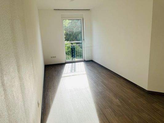 Schlafzimmer mit bodentiefem Fenster/frz.-Balkon