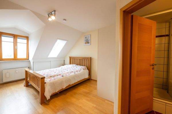 Schlafzimmer mit Bad en suite