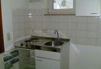 Die Küche eigener Herd mit Kühlschrank