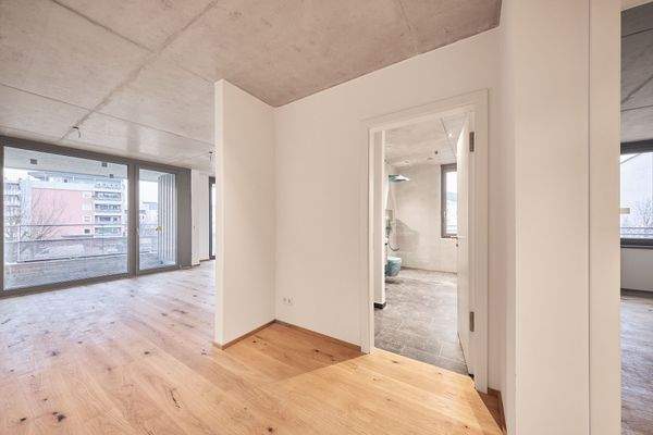 Flur mit Blick zum Duschbad _ Wohnküche - HERDERGÄRTEN 1.2.7