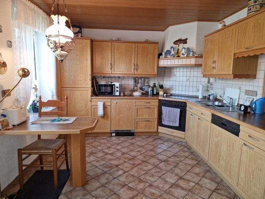 Küche mit kleinem Essplatz und Blick nach draußen