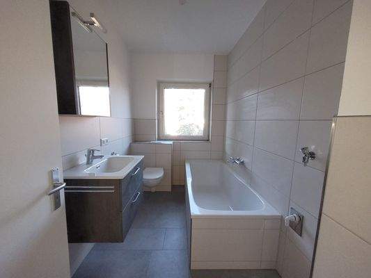 Neues Bad mit Waschtisch, WC, Fenster