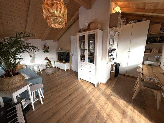 Wohnzimmer/Mehrzweckraum/evtl. Büro