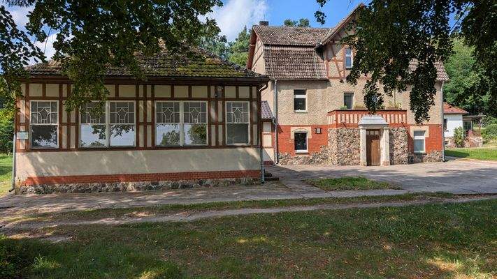 Seeseitem von Saal und Wohnhaus.jpg