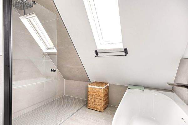 komplett neues Bad mit Wanne, Dusche und Fenster