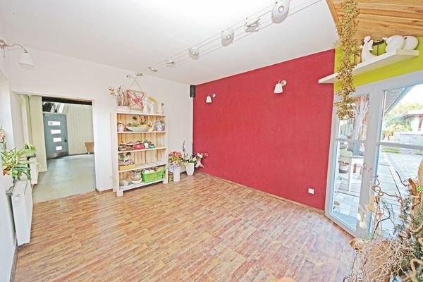 Zimmer mit Ausgang zum Hof im EG