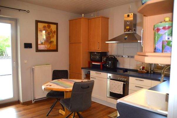 Großzügige Küche mit Terrassenzugang