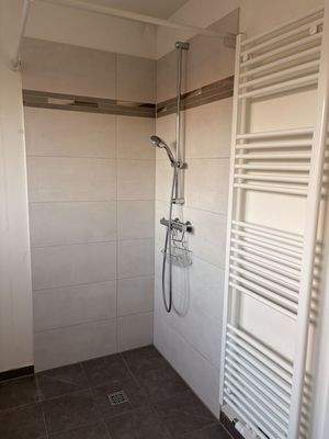 große bodengleiche Dusche