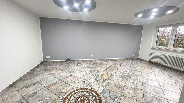 Helles Wohnzimmer mit Terrassenzugang