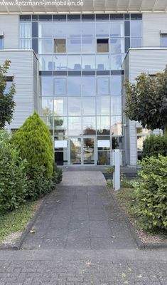 Zentraler Eingangsbereich mit Glas-Fassade