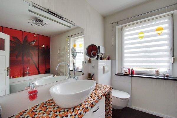 Kreativ gestaltetes Badezimmer mit freistehender Wanne