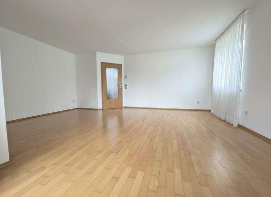 Wohnzimmer mit Balkon