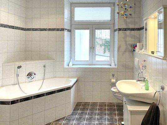 Bad mit Eckbadewanne und Fenster