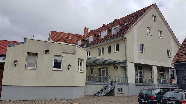 Rückansicht mit Parkplatz