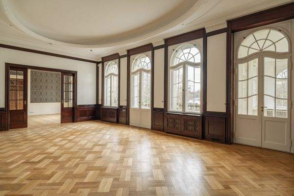 Large windows overlooking the water and access to 