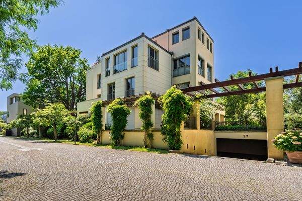 Hausansicht mit Zufahrt zur Tiefgarage