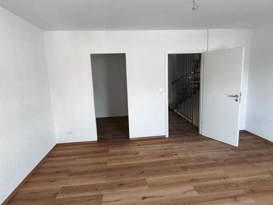 OG: Schlafzimmer mit Ankleide Bild 3