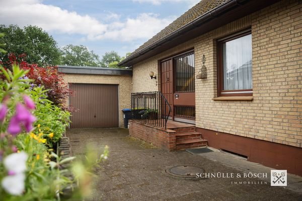 Ein schönes Einfamilienhaus mit Garage