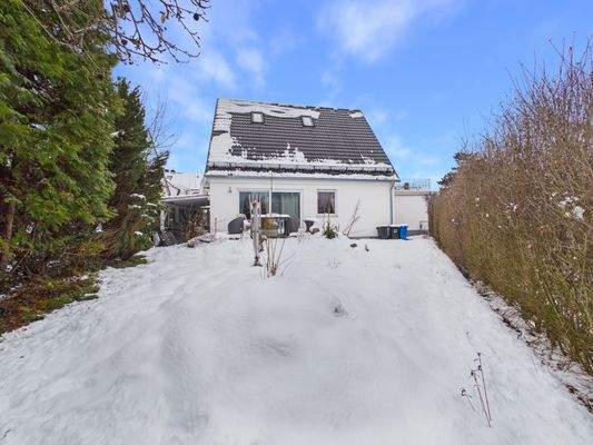 Garten mit Blick aufs Haus