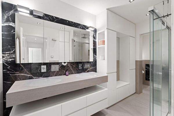 Das Badezimmer mit Einbauten