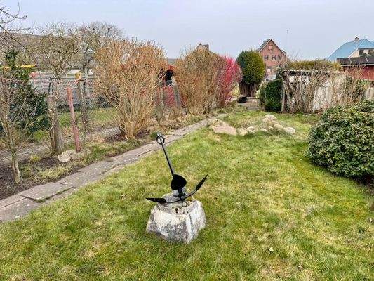 Rasenfläche hinter dem Haus