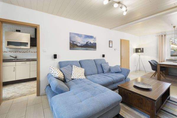 Wohnzimmer mit Essecke 