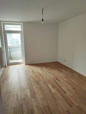 Helles Zimmer mit Holzboden