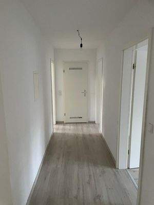 Heller Flur mit Türen