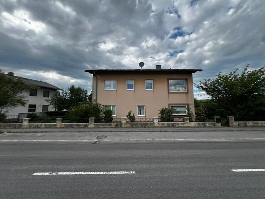 Aussenaufnahme Front mit Parkplätzen vor dem Haus