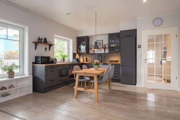 Einbauküche mit Sitzbereich