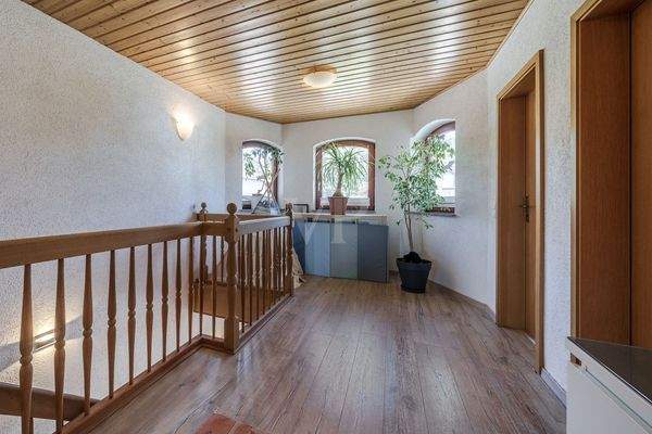 Geräumige Galerie im Obergeschoss