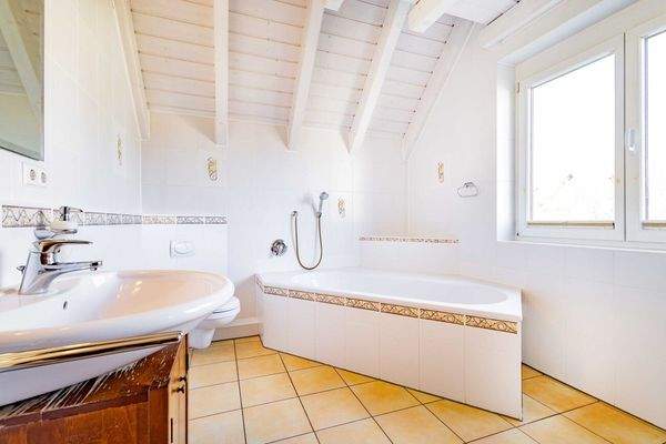 Im lichtdurchfluteten Badezimmer...