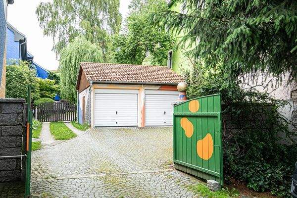 Hofeinfahrt mit Garagen