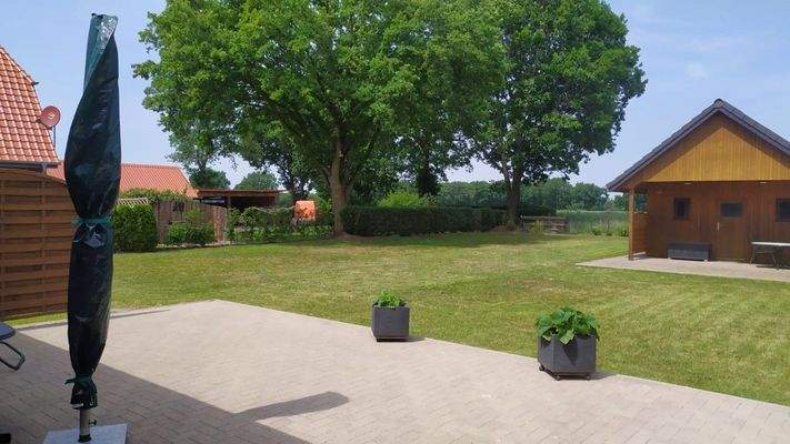 Außenansicht Terrasse und Garten mit Gartenhaus