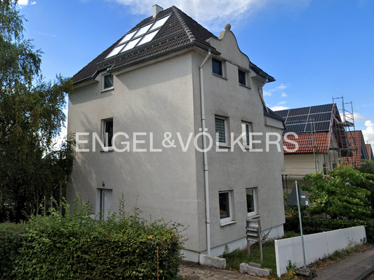 Zugang zum Haus und zur Garage