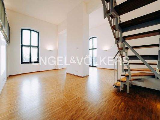 Offener Wohn- / Ess- / Kochbereich mit moderner Einbauküche