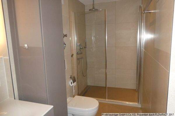 Modernes Bad mit Dusche