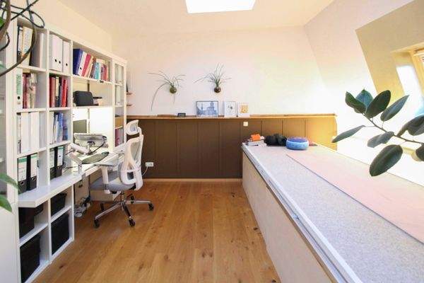 Bürobereich im Wohnzimmer