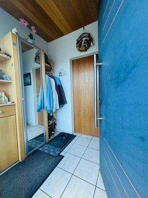 Hauseingang mit Blick in den Flur