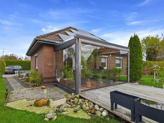 Wintergarten mit schön angelegtem Terrassenbereich 