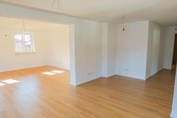 Blick in Flur und Esszimmer