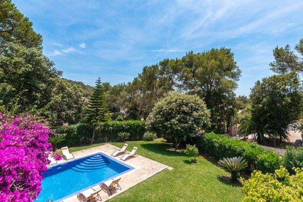 Aussicht auf den Garten und Pool