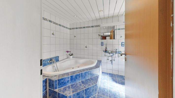 Schöne große Eckbadewanne