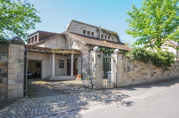 Hausansicht aus Osten mit Blick auf die Einfahrt