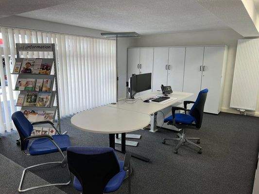 Geschäftsraum links