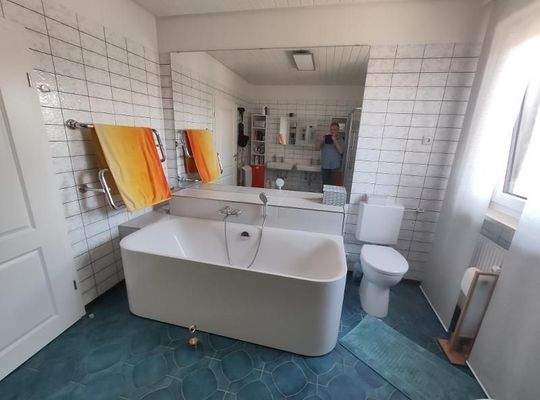 Bad mit Badewanne und Dusche Bild 4