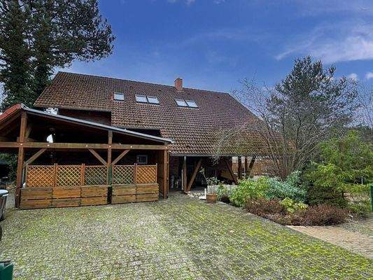 Vorderansicht mit Überdachung