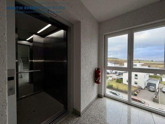 Fahrstuhl im Treppenhaus