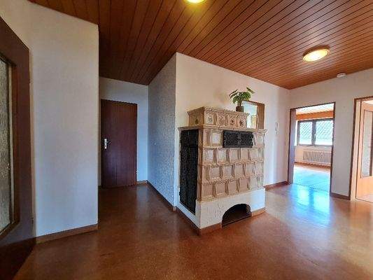 Neuwertiger Kachelofen im EG