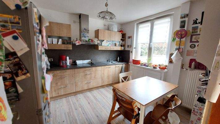 helle Küche mit kleinem Essplatz